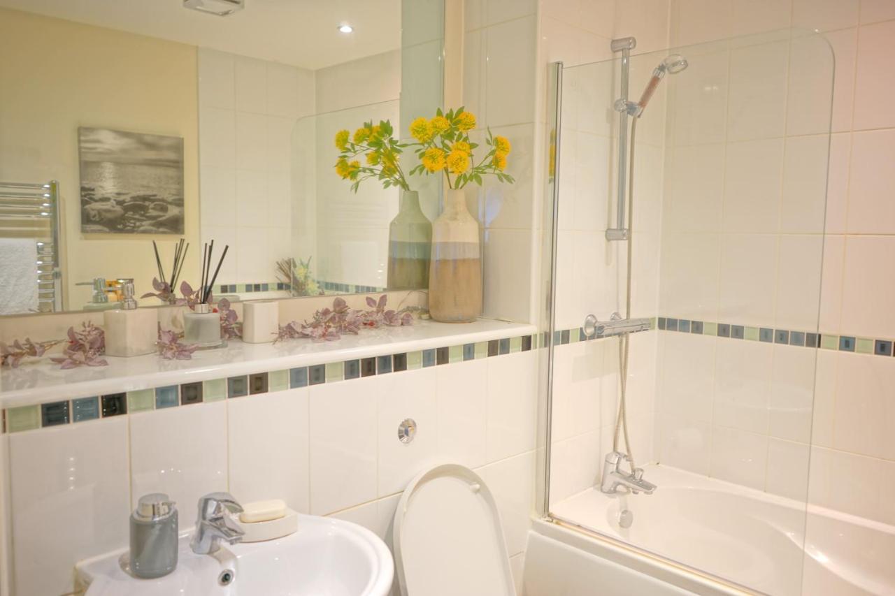 Soak Up The Light At A Soothing, Stylish Apartment In Swansea Marina Buitenkant foto