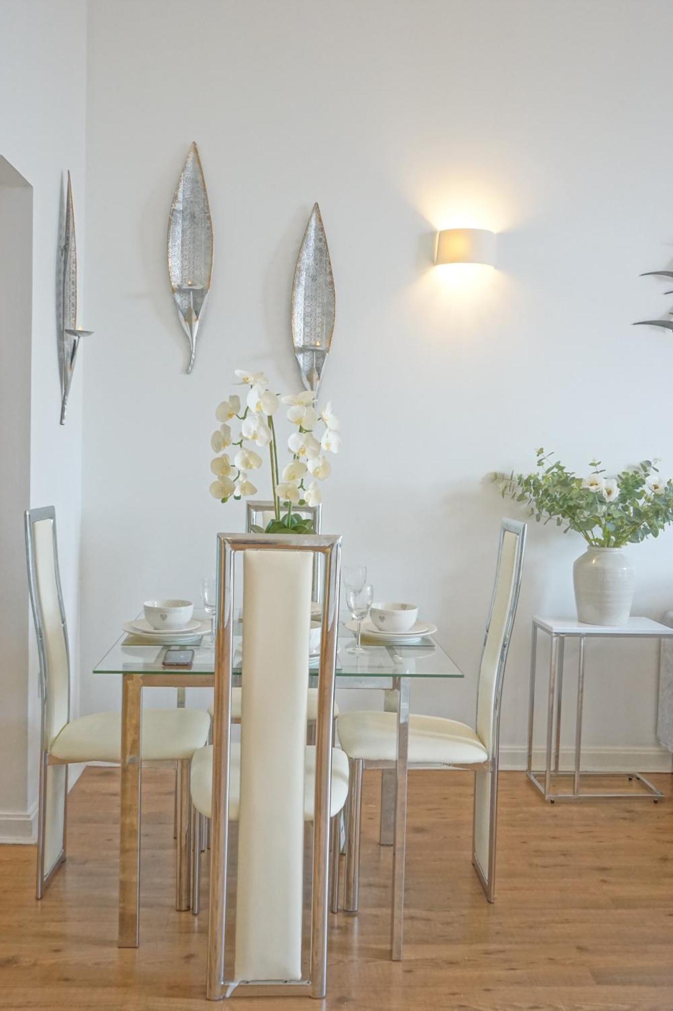 Soak Up The Light At A Soothing, Stylish Apartment In Swansea Marina Buitenkant foto