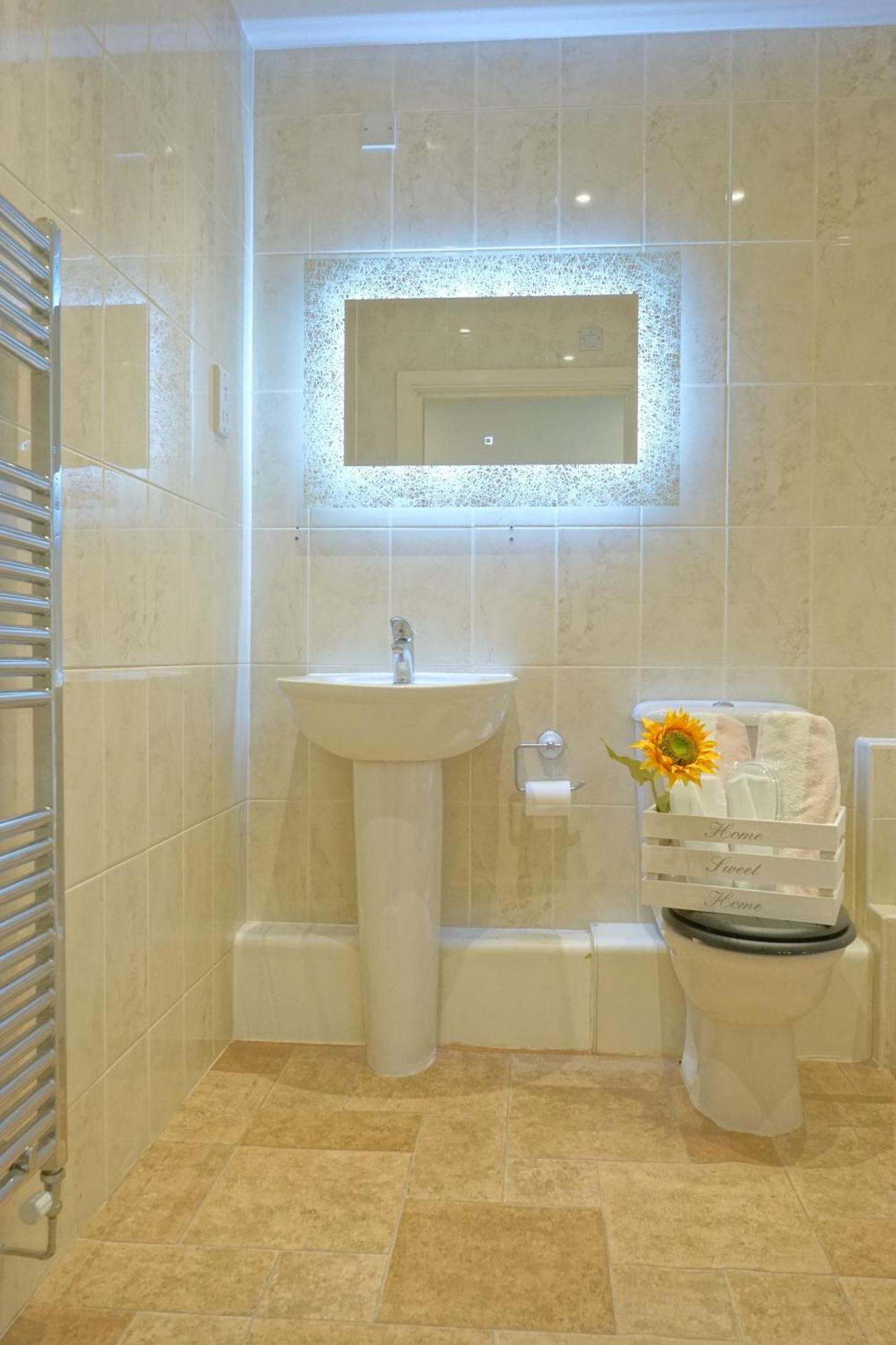 Soak Up The Light At A Soothing, Stylish Apartment In Swansea Marina Buitenkant foto